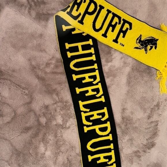 Harry Potter Hufflepuff Scarf - Picture 1 of 4